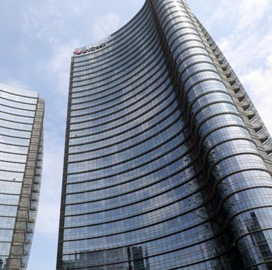 unicredit borsa oggi